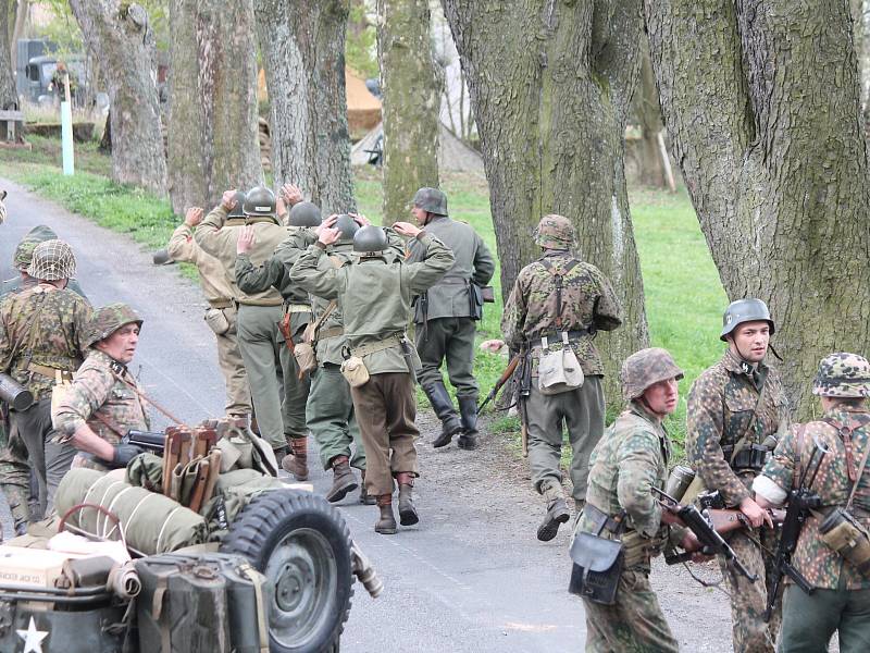 Oslavy 70. výročí osvobození v Kašperských Horách, rekonstrukce bitvy o Zhůří