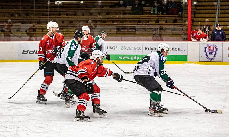 Hokejisté Klatov (hráči v červeném) padli s Příbramí 0:4.