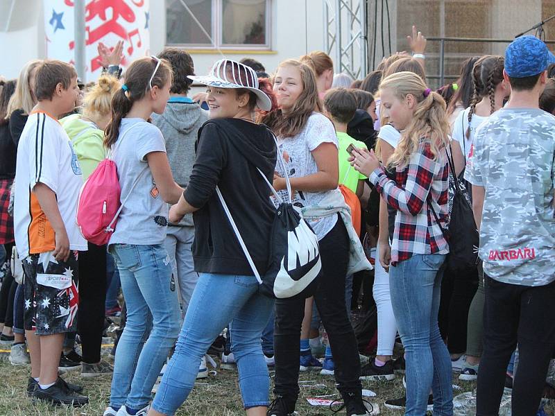 Během festivalu Open Air Lázně v Klatovech vystoupil zpěvák Ben Cristovao.