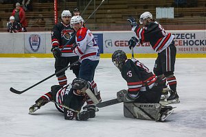 Krajská liga, semifinále play-off, 1. zápas: HC Klatovy (na snímku hokejisté v bílých dresech) - HC Rebel Město Nejdek 2:5.
