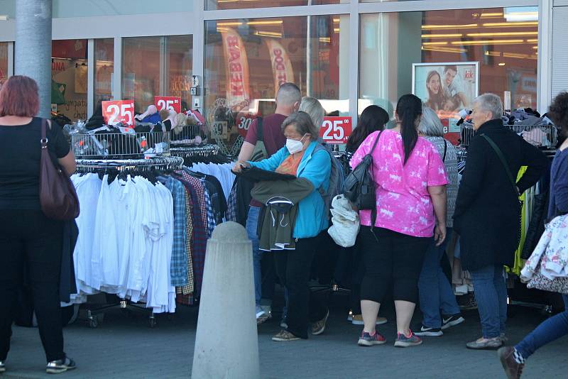 Obchody a centrum města po pondělním rozvolnění v Klatovech.