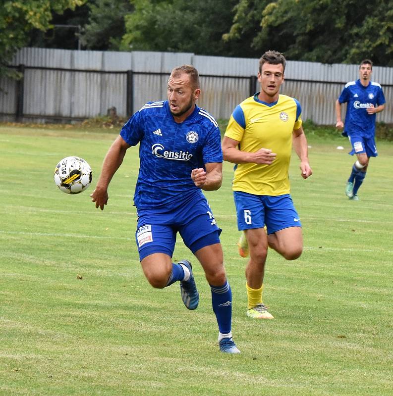 3. kolo FORTUNA divize A: SK Otava Katovice - SK SENCO Doubravka (na snímku fotbalisté ve žlutých dresech) 1:0 (0:0).