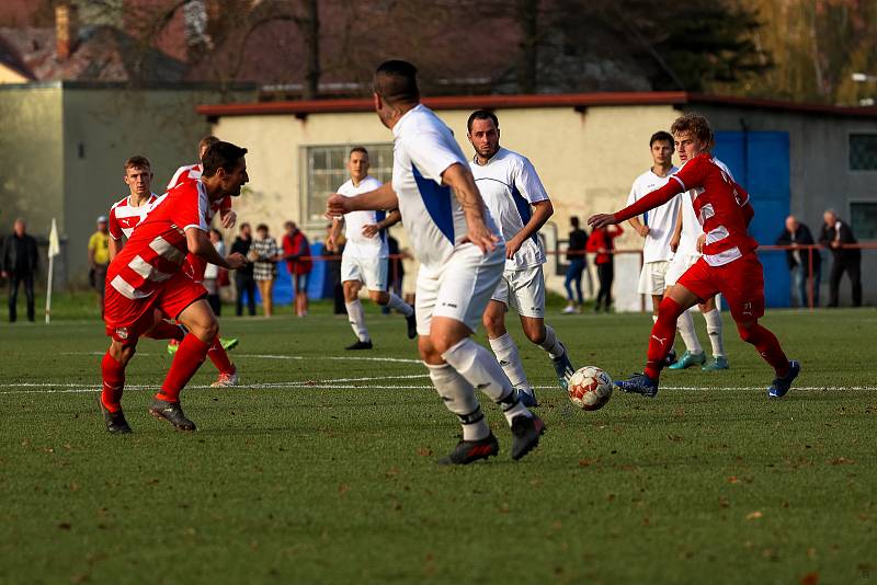 Fotbalisté TJ Sušice B (na archivním snímku fotbalisté v bílých dresech) zvítězili na hřišti Janovice 6:3 a přezimují na pátém místě.