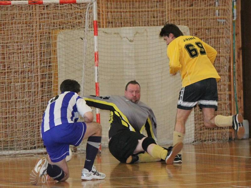 Zimní amatérská liga mužů: SK Panters Klatovy (v pruhovaném) - ST Smrk Klatovy 3:7.