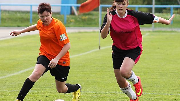 Letní Dívčí amatérská fotbalová liga: Šelmy Blovice - Plánice (v oranžovém) 0:2.