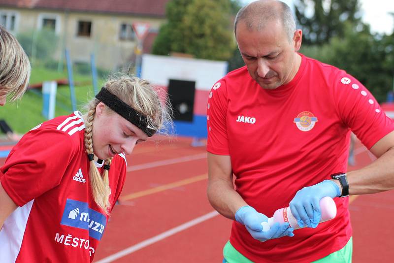 Na podzim fotbalistky SK Klatovy 1898 (červené dresy) porazily Borovany (modré dresy) 7:2. A uspěly i v nedělní odvetě, tentokrát 9:1.