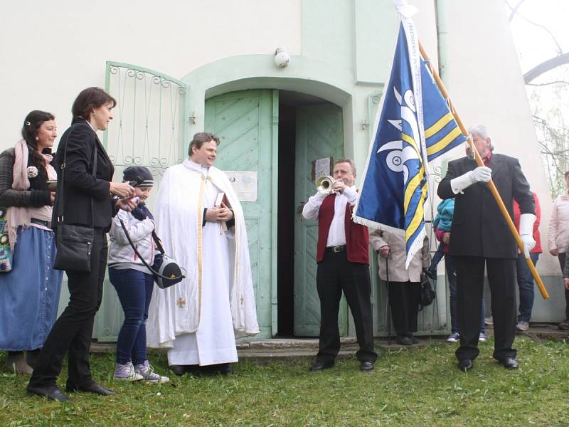 Svěcení znaku v Dlouhé Vsi