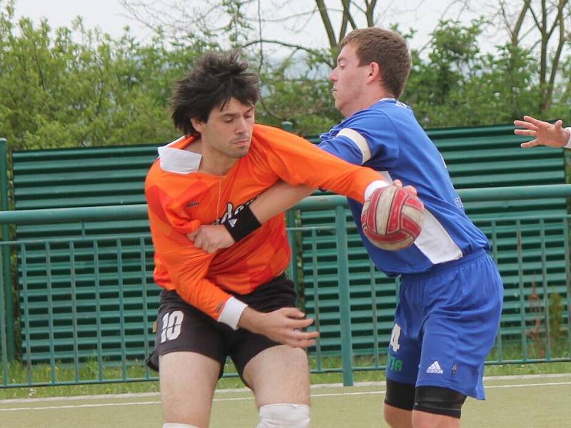 Národní házená, II. liga mužů: Vřeskovice (v oranžovém) - Čakovice 21:19. 