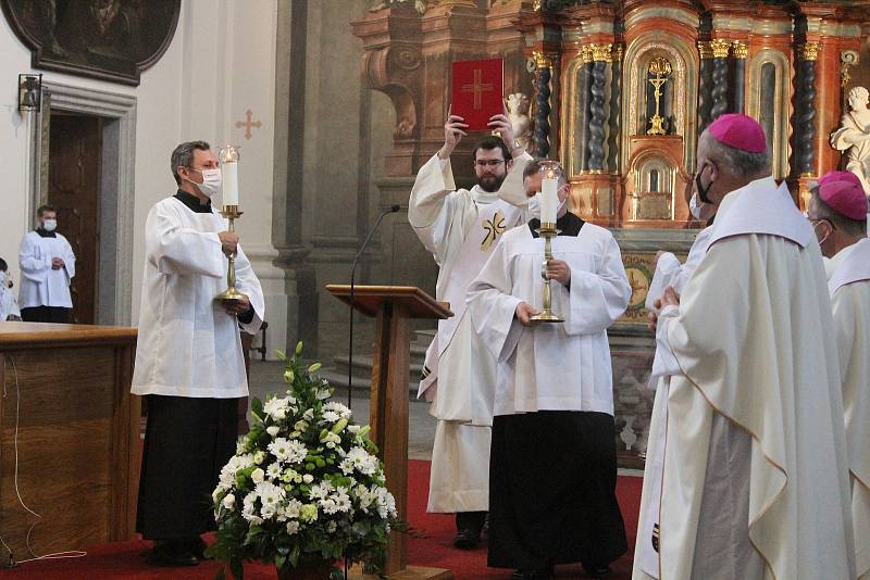 První mše v jezuitském kostele v Klatovech po jeho opravě.