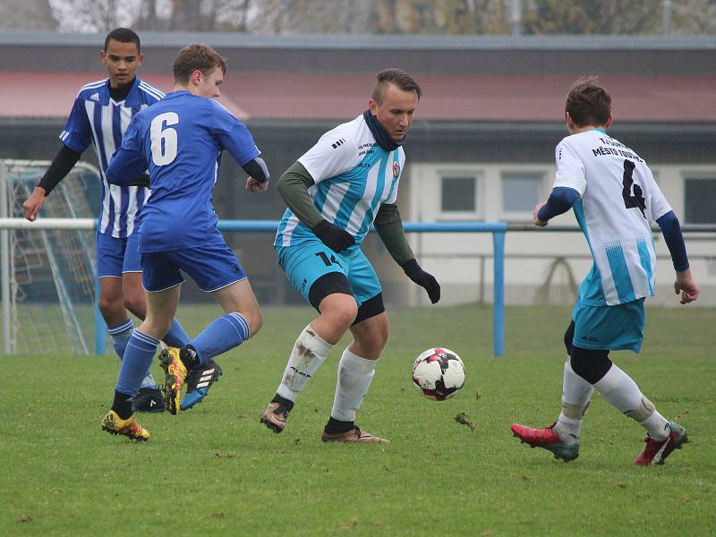 Krajský přebor staršího dorostu 2017/2018: Nýrsko (tmavě modré dresy) - Město Touškov 6:0