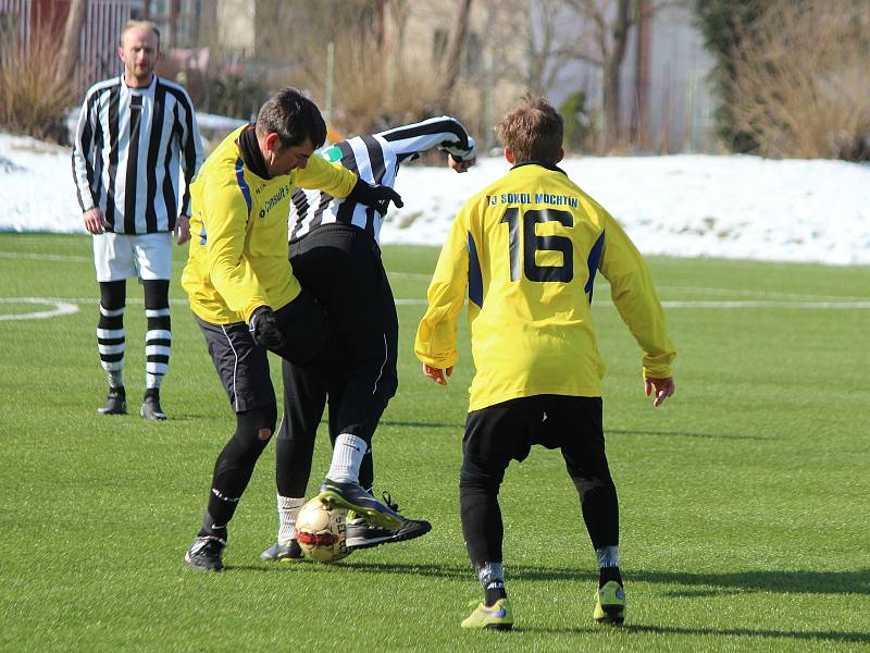 Fotbalisté TJ Sokol Mochtín (na archivním snímku hráči ve žlutých dresech) smetli ve víkendovém zápase 8. kola krajské I. A třídy TJ Start Luby vysoko 6:0.