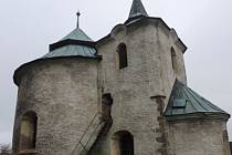 Asi 15 km severně od města Sušice leží malá obec Zborovy. Můžete si zde mohou prohlédnout kostelík sv. Jana Křtitele, což je původně románská rotunda z 12. století.