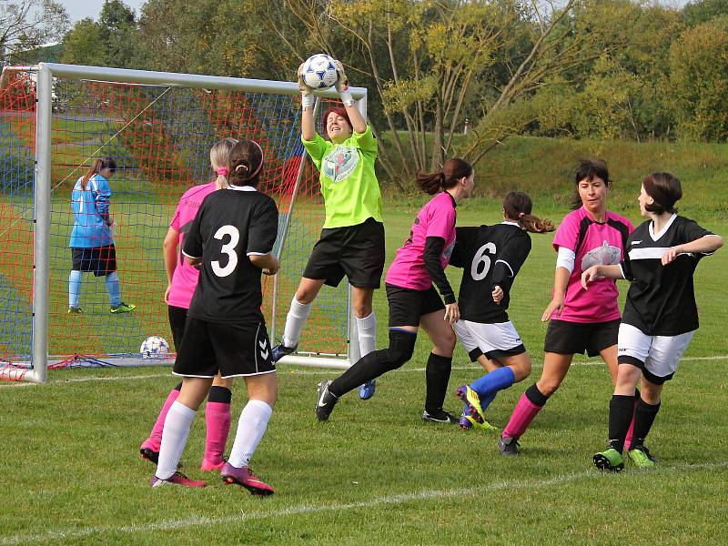 Dívčí amatérská fotbalová liga v malé kopané 2017: Devils Klášter (černé dresy) - Kobra Stars 2:2, na PK 3:2. Foto: Yvetta Chmelová