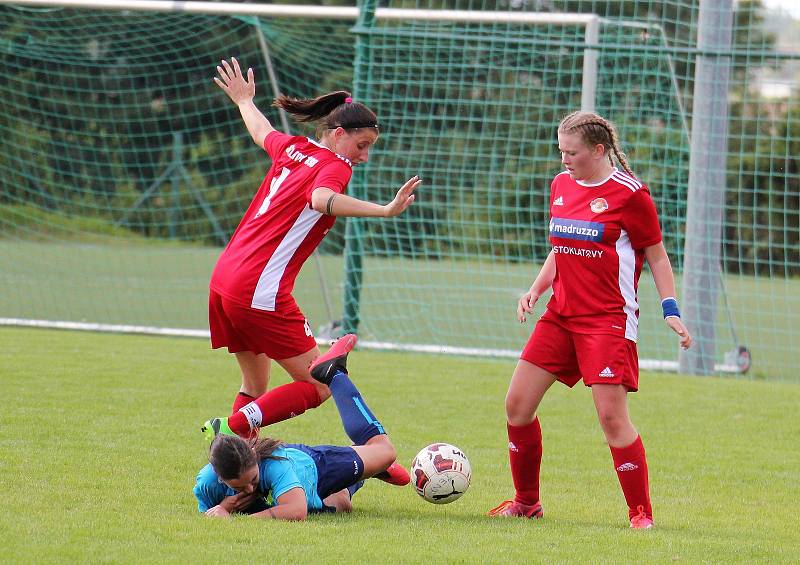 Na podzim fotbalistky SK Klatovy 1898 (červené dresy) porazily Borovany (modré dresy) 7:2. A uspěly i v nedělní odvetě, tentokrát 9:1.