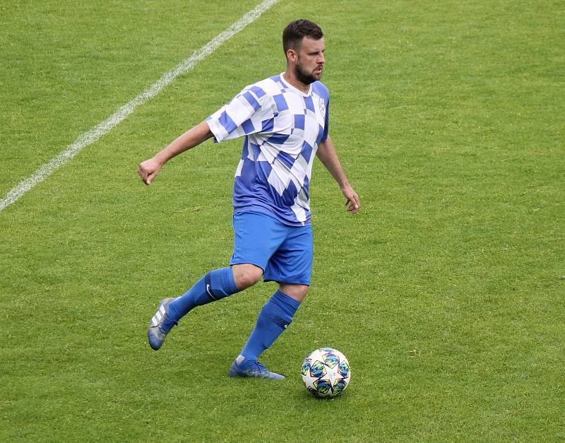 FK Okula Nýrsko (modří) vs. TJ Jiskra Domažlice B (žlutí) 2:3.