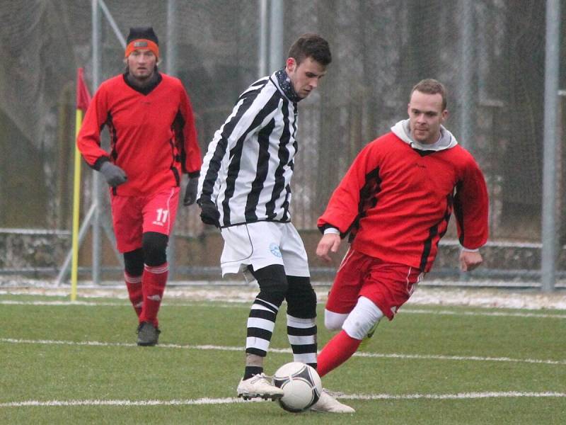 Zimní turnaj v Sušici: Nýrsko (v pruhovaném) - Luby 2:0.