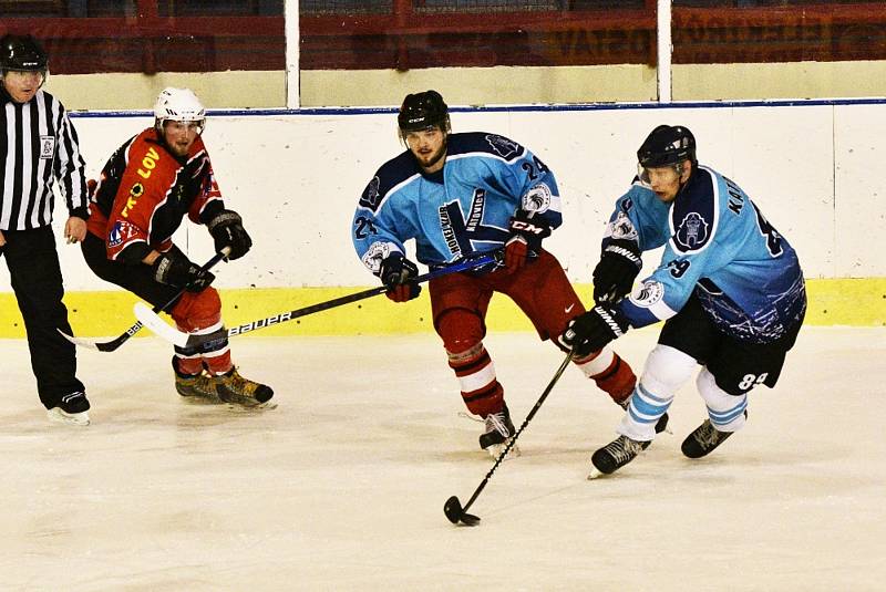 Hokejisté TJ START Luby (na archivním snímku hráči v černo-červených dresech) vedli s HC Rokycany už 3:0, ale nakonec museli přijmou porážku 3:5.