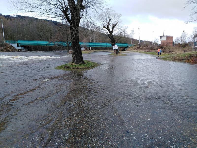 Rozvodněná Otava se v Sušici u bývalého PDA vylévá z břehů.