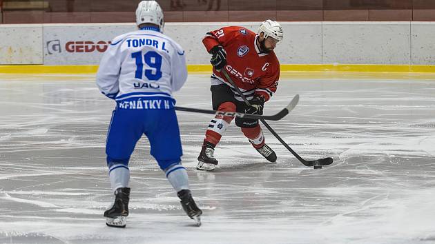 2. liga, skupina západ (nadstavba B, 3. kolo): SHC Klatovy (na snímku hráči v červených dresech) - HC Benátky nad Jizerou 5:4 po prodloužení.