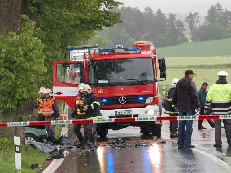 Při čelní srážce zemřeli dva lidé   