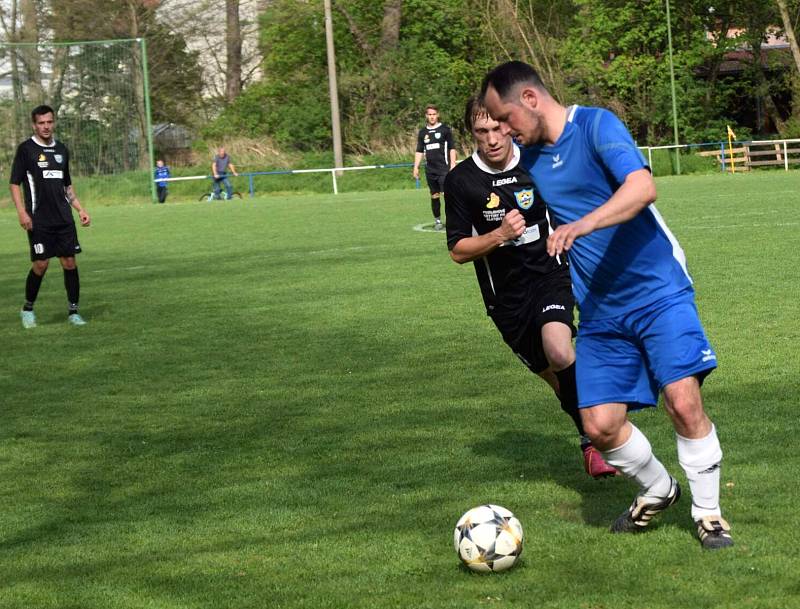 Fotbalisté TJ Měcholupy (na archivním snímku hráči v černých dresech) porazili ve 2. kola Poháru PKFS Baník Stříbro 4:0 a slaví postup do další fáze soutěže.