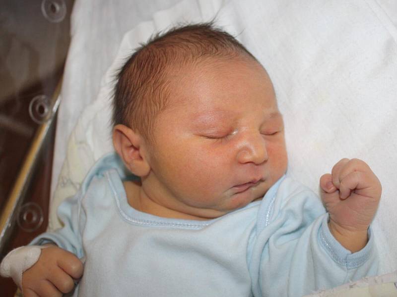 Dominik Hostek z Klatov (3950 g, 50 cm) se narodil v klatovské porodnici 4. května v 10.05 hodin. Rodiče Lucie a Rostislav přivítali očekávaného prvorozeného synka na svět společně.