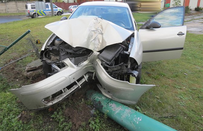 Nehoda vozu, jehož řidič si spletl brzdu a plyn, v Klatovech.