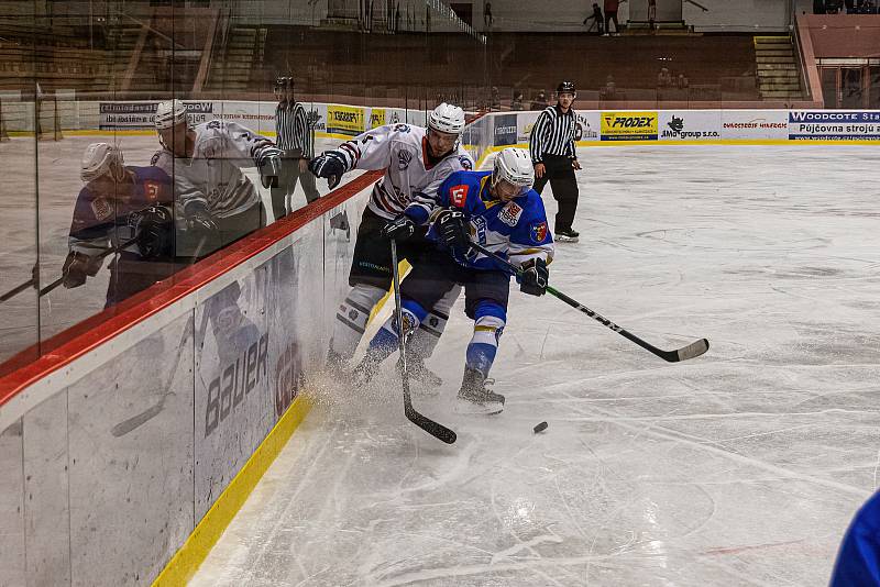 2. liga, skupina Západ (3. kolo): SHC Klatovy (na snímku hokejisté v bílých dresech) - HC Řisuty 6:3 (3:0, 1:1, 2:3).