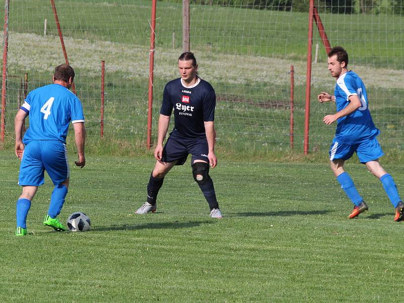 Fotbalisté TJ Start Dešenice (na archivním snímku hráči v modrých dresech) porazili Dlažov 5:2 a základní část podzimu své skupiny IV. třídy ovládli bez ztráty bodu.