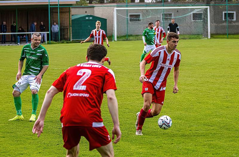 Fotbalisté FK Svéradice (na archivním snímku hráči v zelených dresech) porazili v okresním derby trápící se Pačejov jednoznačně 5:2.