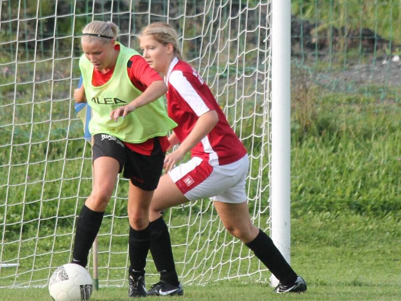 Letní Dívčí amatérská fotbalová liga Kobra A - Kobra B 0:0.