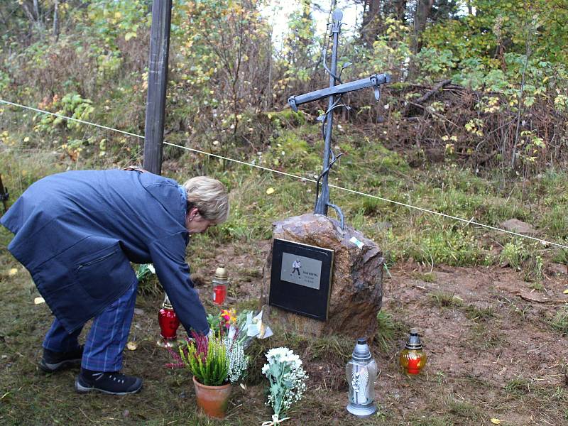 Odhalení a žehnání křížku Emila Kintzla v Kašperských Horách.