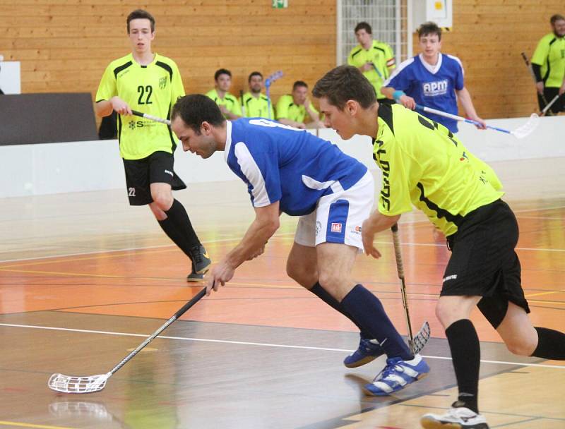 Karlovarská a Plzeňská liga mužů: FBC APM Automotive Kdyně - FK DDM Klatovy (ve žlutém) 2:19.