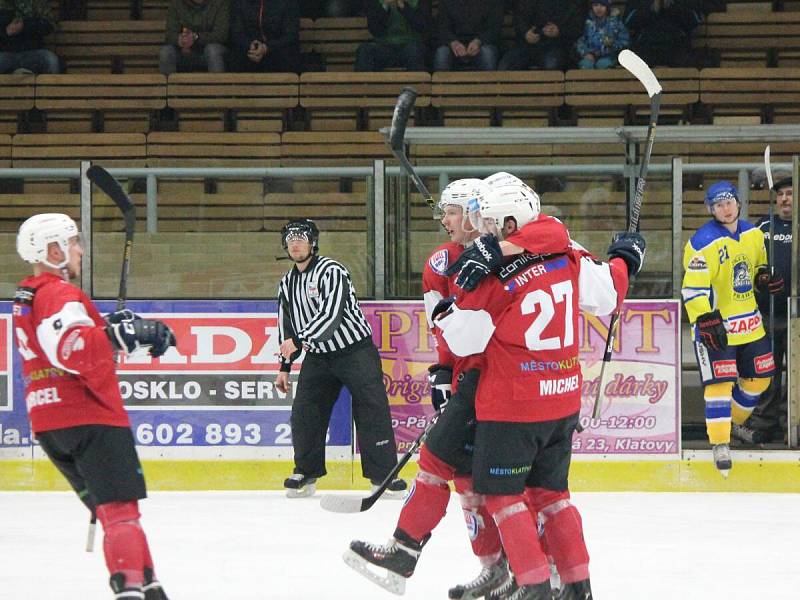 Třetí čtvrtfinále play-off druhé ligy: SHC Klatovy (červené dresy) - HC Kobra Praha 7:3