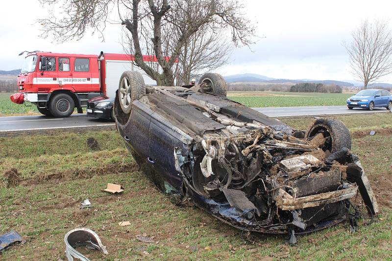 Hrozivě vypadající střet tří vozidel u Janovic nad Úhlavou na Klatovsku.