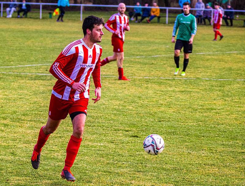 Fotbalisté TJ Start Luby (na archivním snímku hráči v červených dresech) nestačili v sobotním utkání 25. kola I. A třídy na Kralovice, kterým podlehli 1:4.