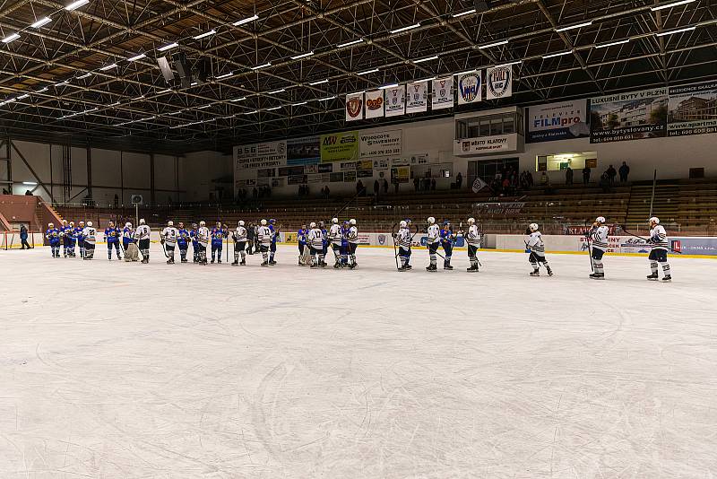 2. liga, skupina Západ (3. kolo): SHC Klatovy (na snímku hokejisté v bílých dresech) - HC Řisuty 6:3 (3:0, 1:1, 2:3).