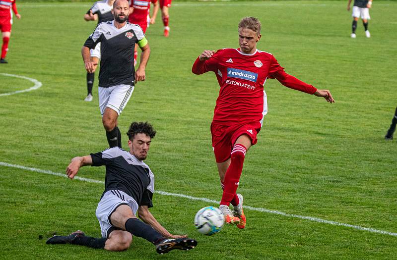 Fotbalisté SK Klatovy 1898 (na snímku hráči v červených dresech) nestačili na Petřín (černí), jemuž v domácím prostředí podlehli těsně 0:1.