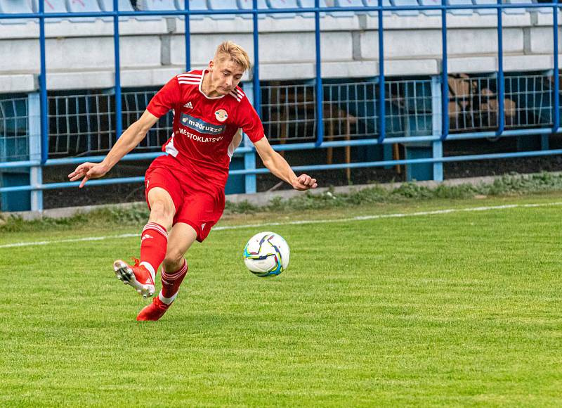 Fotbalisté SK Klatovy 1898 (na snímku hráči v červených dresech) nestačili na Petřín (černí), jemuž v domácím prostředí podlehli těsně 0:1.