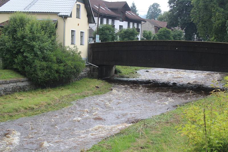 Rozvodněná Otava v Sušici, v Novém Městečku a v Rejštejně.