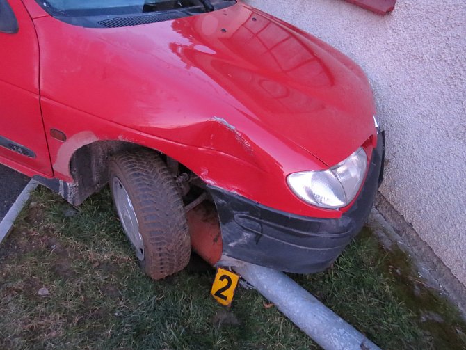 Sedmnáctiletý opilý mladík naboural v Nýrsku matčino auto.