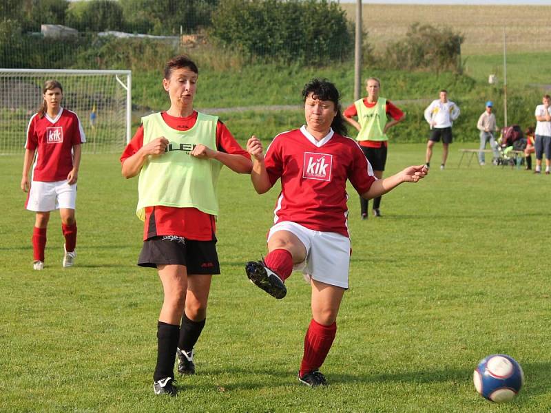 Letní Dívčí amatérská fotbalová liga Kobra A - Kobra B 0:0.