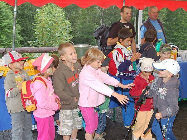 Pořadatelé a soutěžící Hamerského Bivoje uspořádali pro děti z janovického Klokánku výlet na Ostrý a Černé a Čertovo jezero