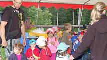 Pořadatelé a soutěžící Hamerského Bivoje uspořádali pro děti z janovického Klokánku výlet na Ostrý a Černé a Čertovo jezero