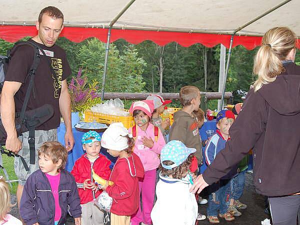 Pořadatelé a soutěžící Hamerského Bivoje uspořádali pro děti z janovického Klokánku výlet na Ostrý a Černé a Čertovo jezero