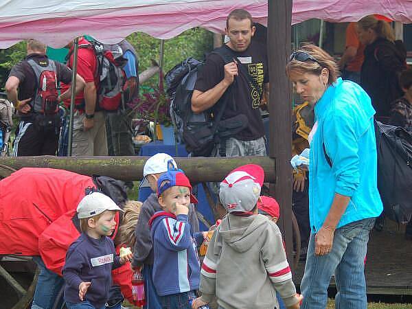 Pořadatelé a soutěžící Hamerského Bivoje uspořádali pro děti z janovického Klokánku výlet na Ostrý a Černé a Čertovo jezero