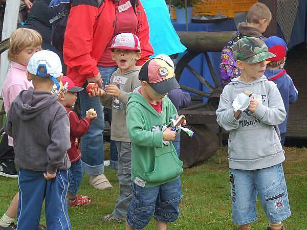 Pořadatelé a soutěžící Hamerského Bivoje uspořádali pro děti z janovického Klokánku výlet na Ostrý a Černé a Čertovo jezero
