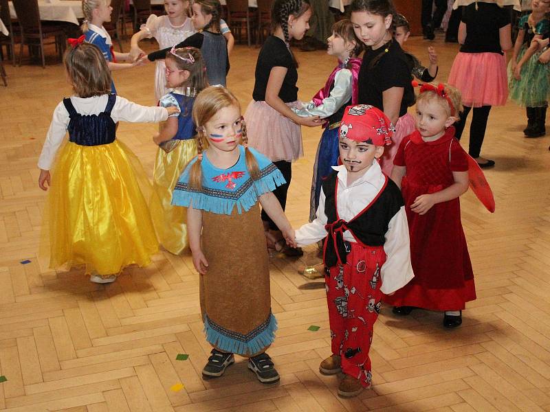 Karneval ZŠ a MŠ Sušice v sušické Sokolovně.