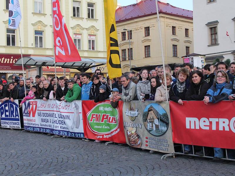 Předstartovní show k rallye na náměstí v Klatovech.