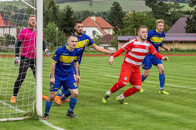 5. kolo OPM: FC Švihov (na snímku fotbalisté v červenobílých dresech) - TJ Sokol Chudenice (modří) 2:2 (2:0).